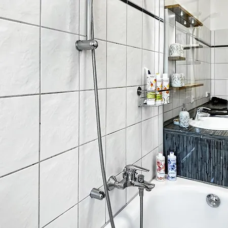 Apartman Nieske - Jugendstil Denkmal, Free Wlan & Parken, Self Check-in, Smart-tv Herzberg